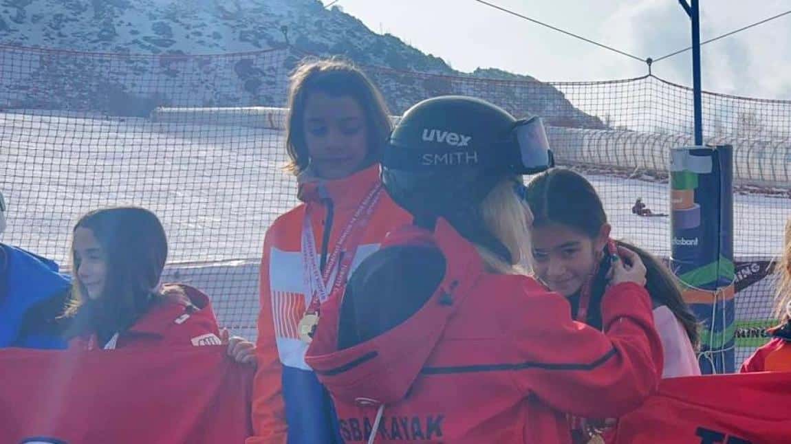 Ela MIZRAK'tan  Alp Disiplini Kayakta Büyük Başarı